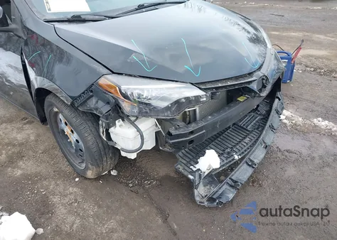 2018 Toyota Corolla Le z USA, uszkodzony, nr VIN 5YFBURHE0JP801312